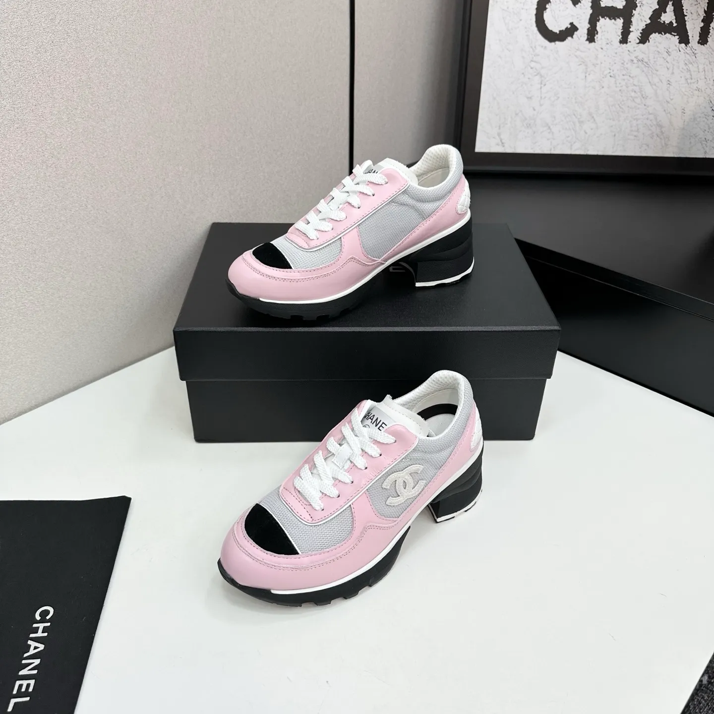 👟👟Ex-factory price 640👟👟Chanel Panda Shoes! 2025 counter's top casual sports shoes. This classic design; the upper is electro-embroidered with a variety of techniques; the outsole is fashionable and sporty; the unusual inclusion of a variety of color matching elements... The diversified mix and match is very good-looking and versatile, and can be used for leisure, fashion, sports, and outdoor... ꫛꫀꪝ Go➫ Materials: ❶Upper made of: original imported first-layer silk cowhide + original waterproof cloth + original first-layer cowhide ❷Inner lining: Original Yangli+wang ❸ Outsole based on: Original TPU combination outsole Counter boutique packaging complete set for women 35–41
